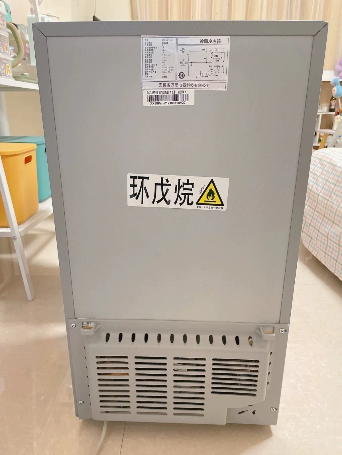 【闲置冰箱】出一台自用租房小冰箱，一两个人一起用没问题，功能全部正常，外观有一些瑕疵磕碰 美的申花迷你小冰箱全新未拆封冷藏冷冻小型家用公寓租房办公室三天一度电节